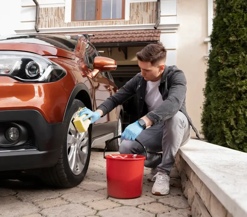 Lavage auto à domicile Gauciel : professionnel intervenant sur un véhicule